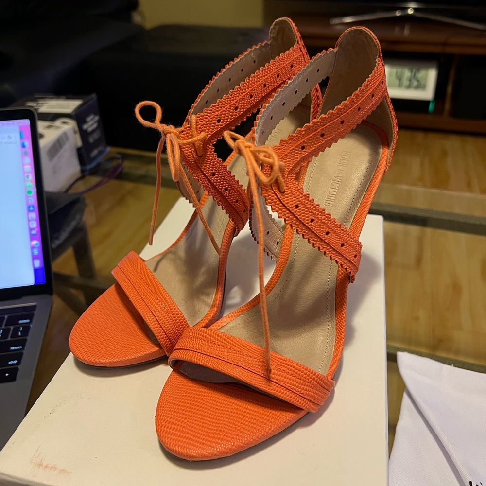 Pour La Victoire Shanna Sandals in Coral, Size 8